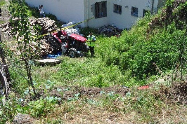 Traktör Yuvarlandı 1 Kişi Yaralandı 1