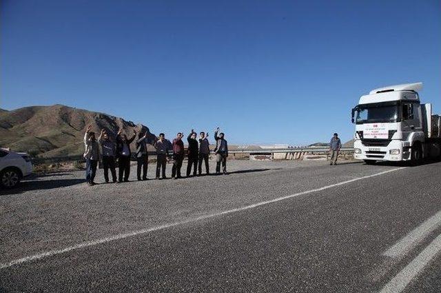 Keban İl&ccedil;esinden Suriye ye 1 Tır Dolusu Un Yardımı 1