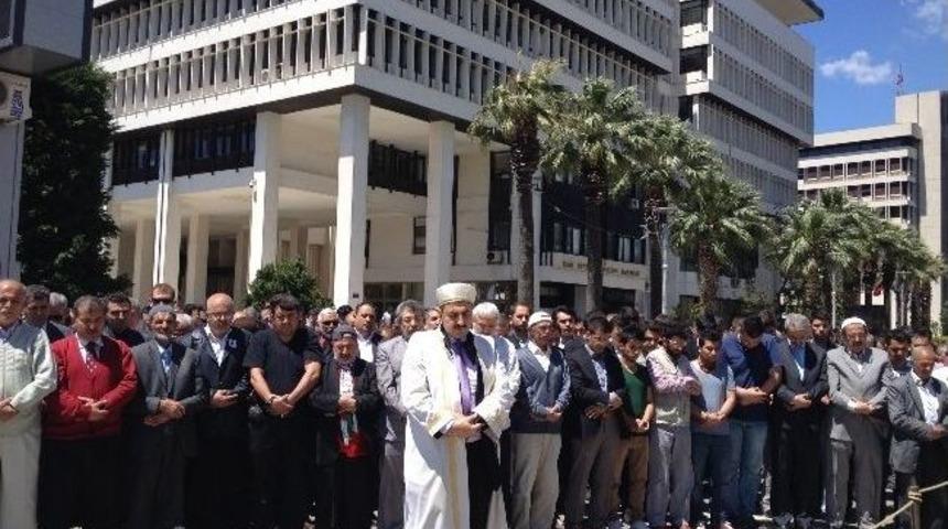 Soma Şehitleri İ&ccedil;in İzmir'de Gıyabi Cenaze Namazı Kılındı