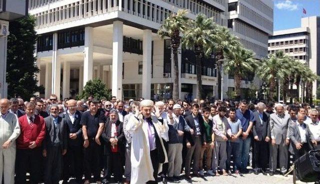 Soma Şehitleri İçin İzmir de Gıyabi Cenaze Namazı Kılındı 1