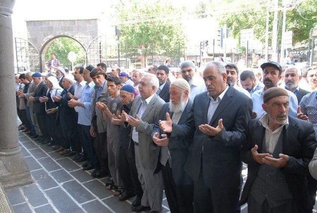 Somalı Madenciler İçin Namaz Kılındı