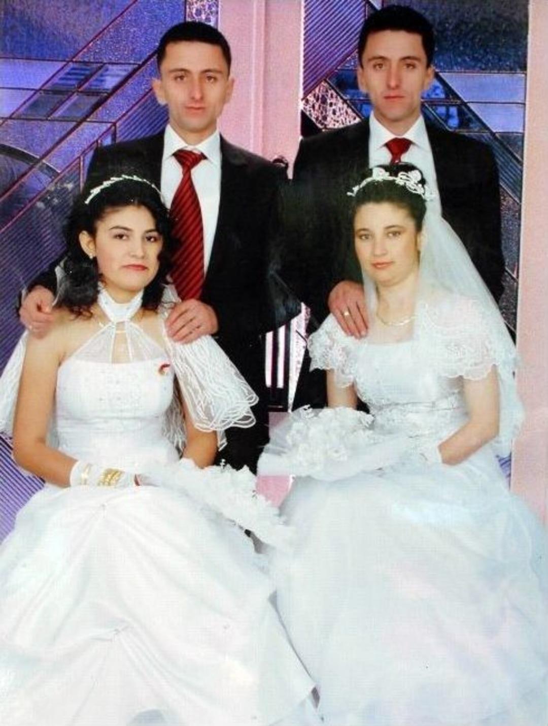 Sarılarak Doğdular Sarılarak &Ouml;ld&uuml;ler