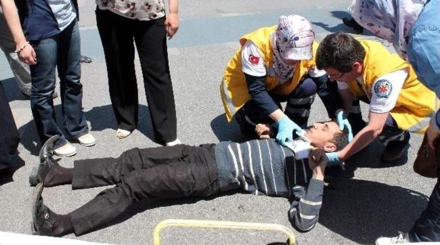 Otomobille &Ccedil;arpışan Motosikletli Yaralandı