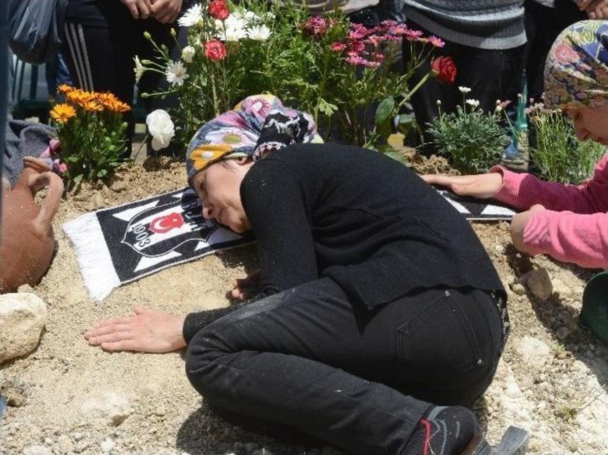 Yaşamını Yitiren Madencilerin Aileleri Mezar Başında G&ouml;zyaşı D&ouml;kt&uuml;