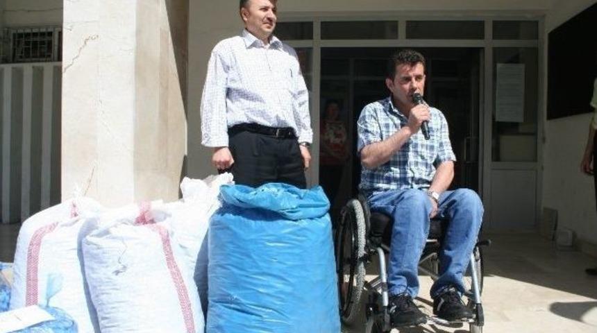 Kız Meslek &Ouml;ğrencilerinden Mavi Kapak Yardımı