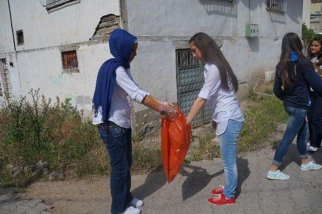 Niksar’da Öğrenciler Temiz Çevre İçin Çöp Topladı