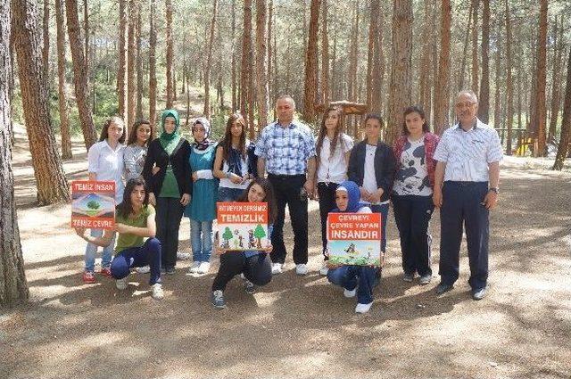 Niksar’da Öğrenciler Temiz Çevre İçin Çöp Topladı