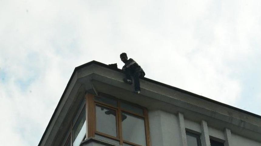 Borcu Y&uuml;z&uuml;nden Binanın &Ccedil;atısına &Ccedil;ıktı