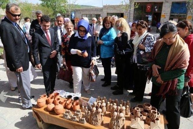 Aksaray'da Protokol Eşlerinden İlçe Ziyareti