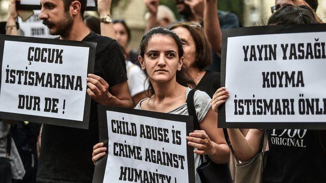 İstanbul İstiklal Caddesi'nde Temmuz ayında çocuk istismarına karşı protesto gösterisi düzenlendi.