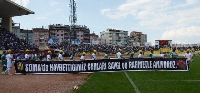 Yeni Malatyasporlu Futbolcular Sahaya Baretle Çıktı