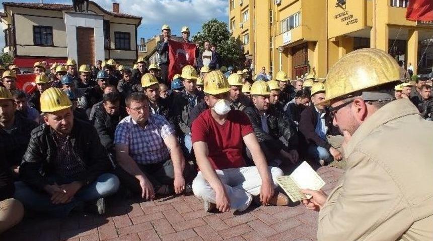 Tavşanlı'daki Maden İş&ccedil;ileri Soma İ&ccedil;in Dua Etti