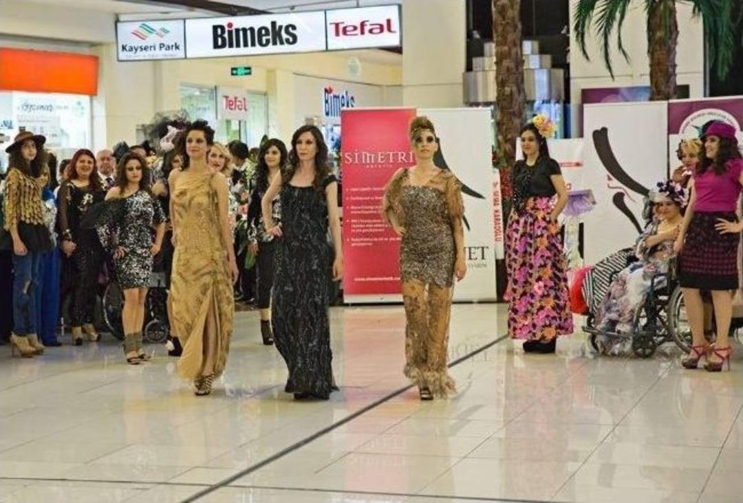 Kayseri Bedensel Engelliler Derneği&rsquo;nin Defilesi B&uuml;y&uuml;k İlgi G&ouml;rd&uuml;