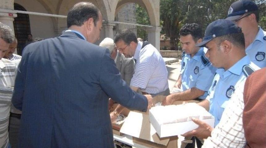 Ceyhan Belediyesi&rsquo;nden Soma Şehitleri İ&ccedil;in Lokum, G&uuml;lsuyu Ve Bisk&uuml;vi İkramı