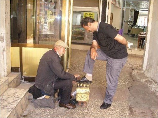 Muhtaç Kalmamak İçin Ayakkabı Boyacılığı Yapıyor