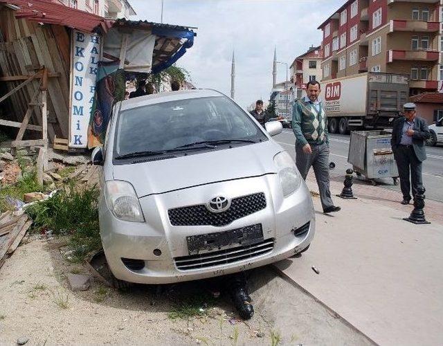 Kaldırımda Yürüyen Anne İle Kızına Otomobil Çarptı