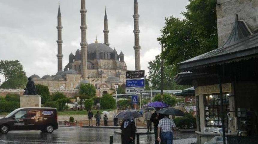Edirne'de Sağanak Yağış Yaşamı Olumsuz Etkiledi