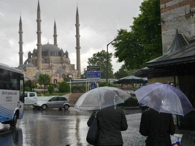 Edirne'de Sağanak Yağış Yaşamı Olumsuz Etkiledi