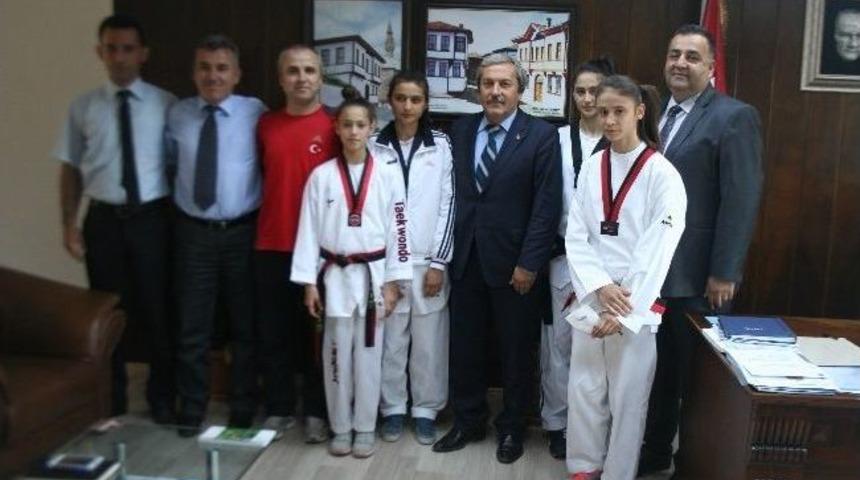Başkan Şahin'den Başarılı Tekvandoculara &Ouml;d&uuml;l