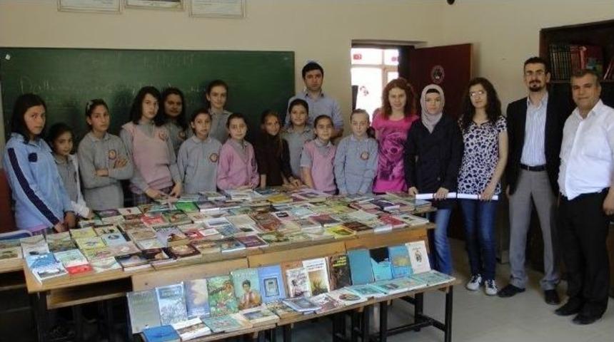 &Uuml;niversite &Ouml;ğrencilerinden T&uuml;rkali İlkokulu&rsquo;na Kitap Bağışı