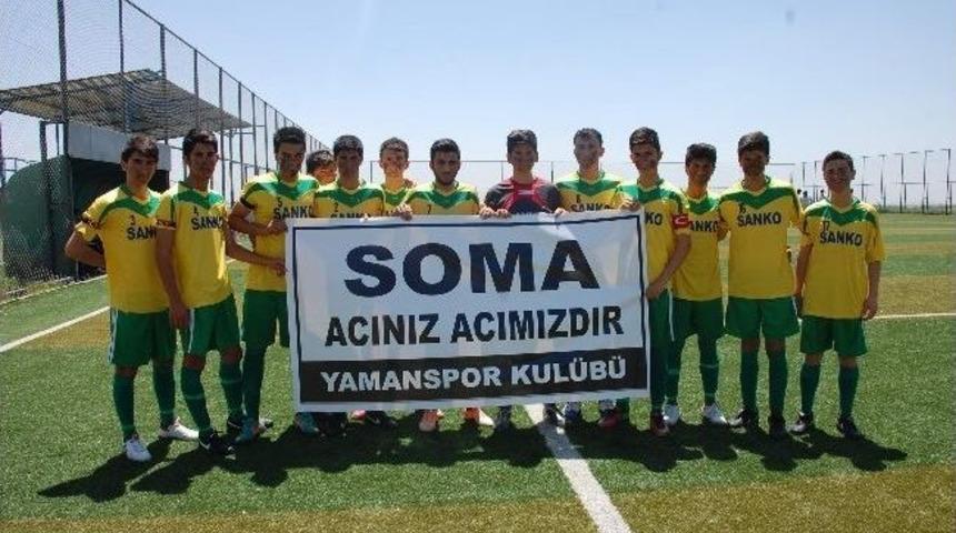 Futbolcular, Y&uuml;z&uuml; K&ouml;m&uuml;r Karası İle Sahaya Pankartla Girdi