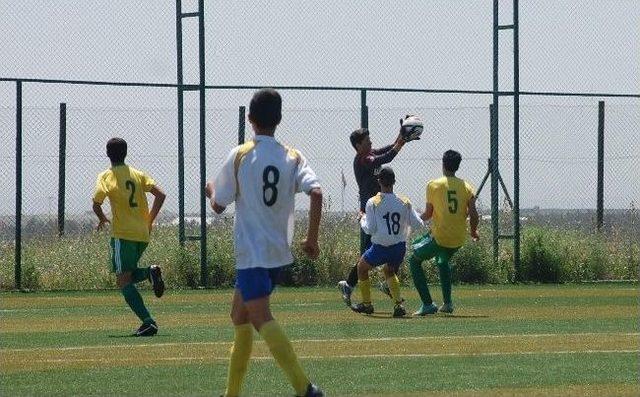 Futbolcular, Yüzü Kömür Karası İle Sahaya Pankartla Girdi