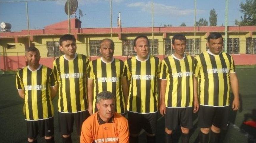 Adıyaman&rsquo;da Futbol Ma&ccedil;ına K&ouml;m&uuml;r Karası İle &Ccedil;ıktılar