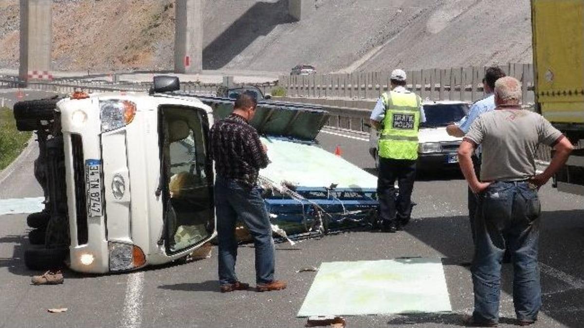 Bilecik'te Cam Y&uuml;kl&uuml; Kamyonet Devrildi: 2 Yaralı