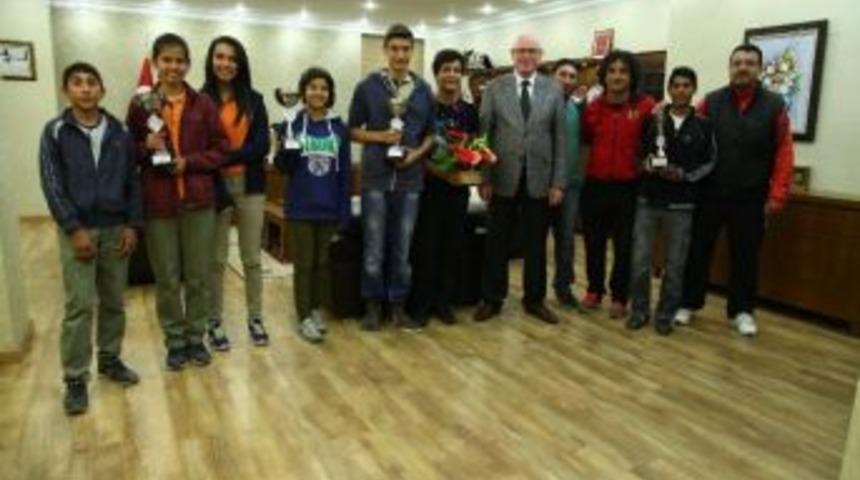 Gen&ccedil; Sporculardan Başkan Kurt&rsquo;a Ziyaret