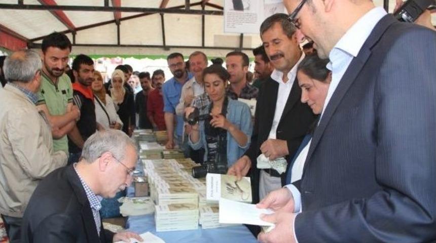 Van Bağımsız Milletvekili Aktaş, İmza G&uuml;n&uuml;nde Okurlarıyla Buluştu