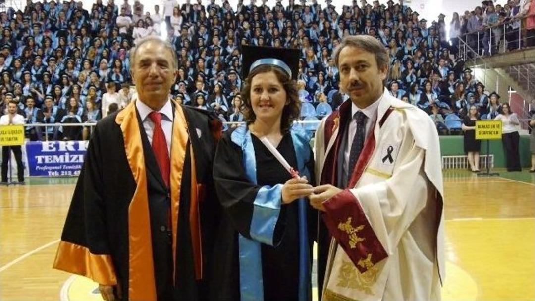 &Uuml;niversite &Ouml;ğrencilerinin Mezuniyet Sevinci