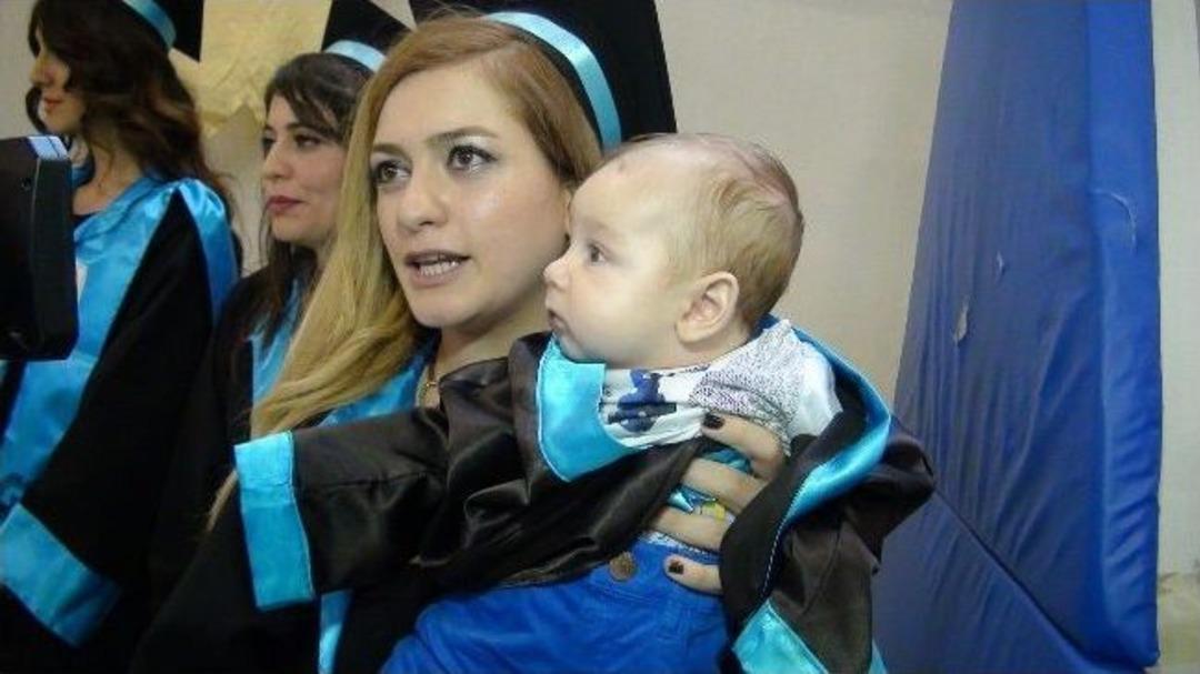 Gen&ccedil; Anne Mezuniyet T&ouml;renine Bebeğiyle Katıldı