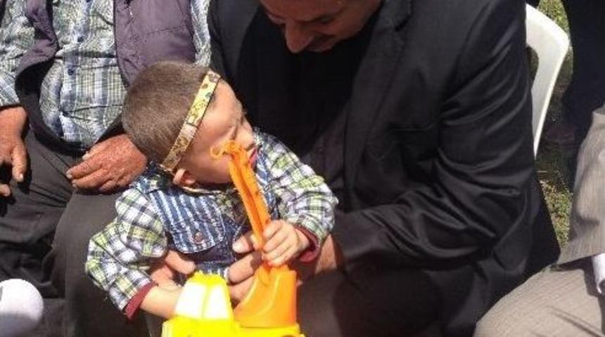 Bakan &Ccedil;elik, Aynı Mahalleden 14 Şehit Veren Aileleri Ziyaret Etti