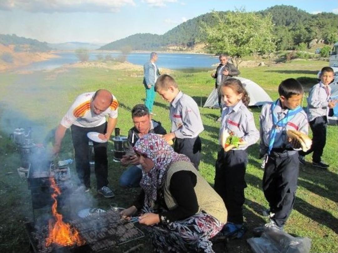 Atat&uuml;rk İlkokulu Yavrukurt İzci &Uuml;nitesi &Ouml;ğrencileri Aileleriyle Piknikte Buluştu