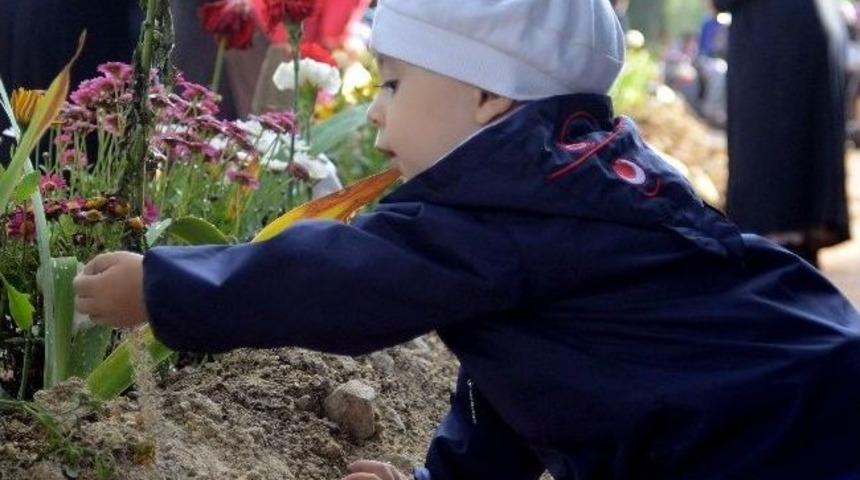 Minik Bedirhan'dan Dayısının Mezarına Toprak