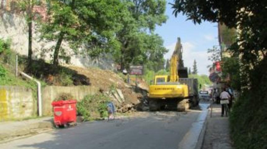 A.Zeki Atalay İlk&ouml;ğretim okulu &ccedil;evresi temizleniyor