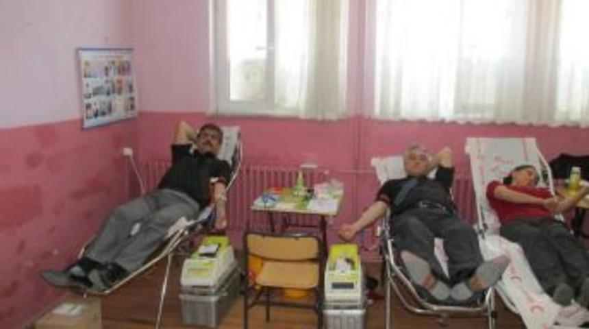 Merkez İlk&ouml;ğretim'de kan bağışı d&uuml;zenlenlendi