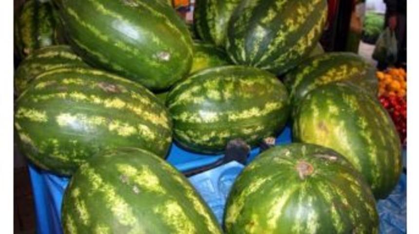 M&uuml;şteri Karpuzu Tezgahta Seyrediyor