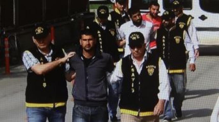 Hırsızlar Otomobillerden Ne Bulduysa &Ccedil;aldı