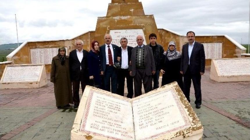 53 Yıl &Ouml;nce Şehit Olan Babasının Sarıkamış&rsquo;taki Kabrini Ziyaret Etti