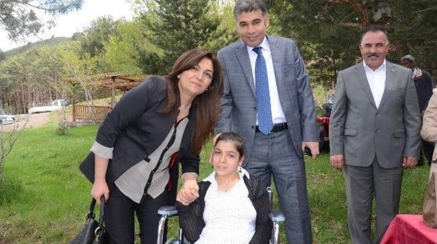 &Ouml;zel Eğitime İhtiya&ccedil; Duyan &Ccedil;ocuklara 14 Adet Tekerlekli Sandalye Ve 4 Adet Ak&uuml;l&uuml; Araba Dağıtıldı