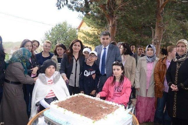 Özel Eğitime İhtiyaç Duyan Çocuklara 14 Adet Tekerlekli Sandalye Ve 4 Adet Akülü Araba Dağıtıldı