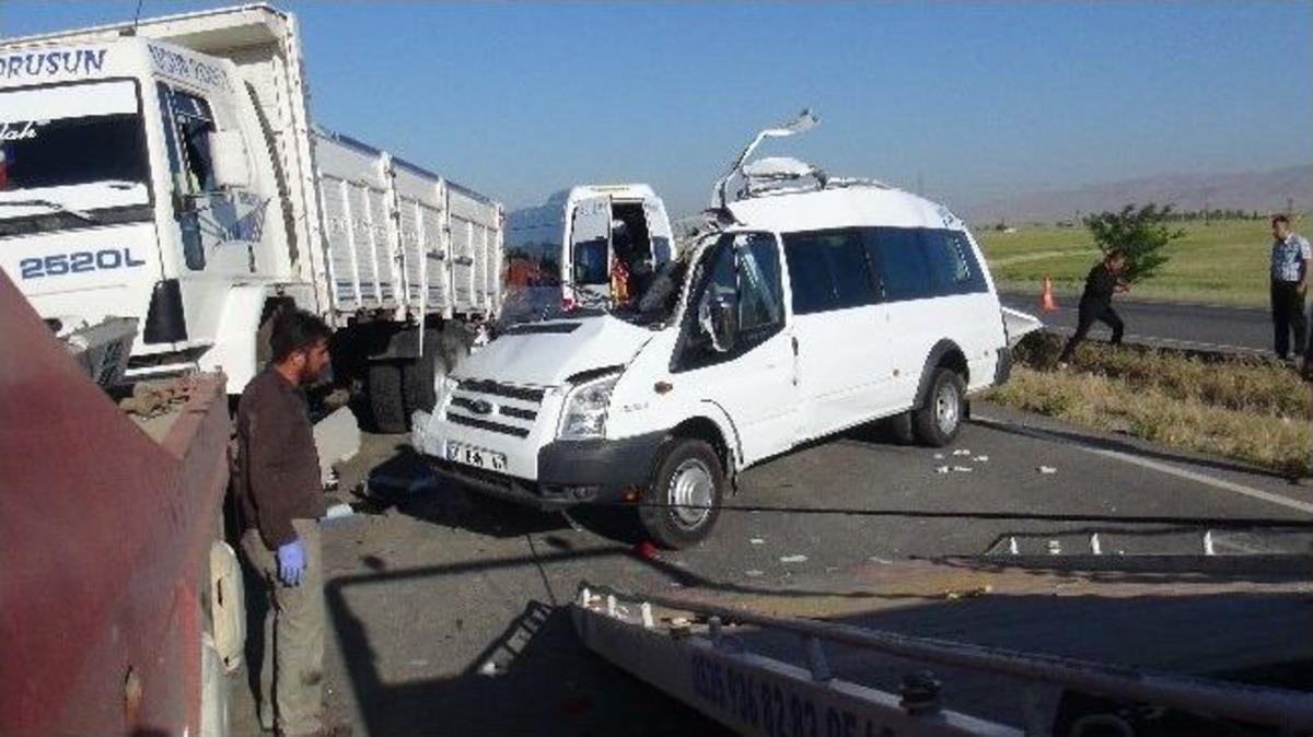Kızıltepe'de Kaza: 3 &Ouml;l&uuml;, 9 Yaralı