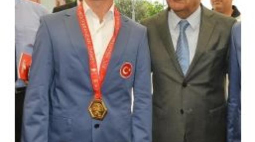 Mevl&uuml;t Arık İzmir'in Gururu Oldu