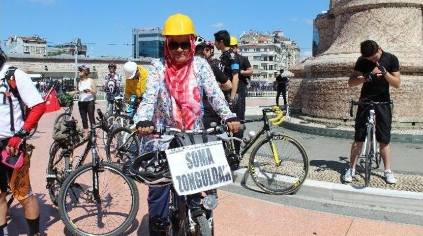 Taksim&rsquo;de Bisiklet&ccedil;ilerden Soma İ&ccedil;in Saygı Duruşu