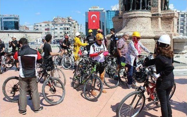 Taksim’de Bisikletçilerden Soma İçin Saygı Duruşu