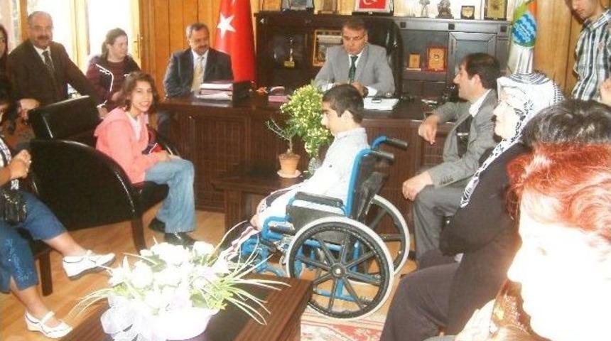 Burhaniye&rsquo;de Engellilerden Kaymakam Ziyareti
