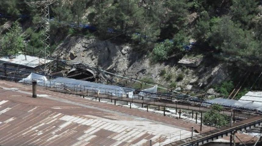 Maden Giriş Kapısının &Uuml;st&uuml;n&uuml; Naylon İle &Ouml;rtt&uuml;ler