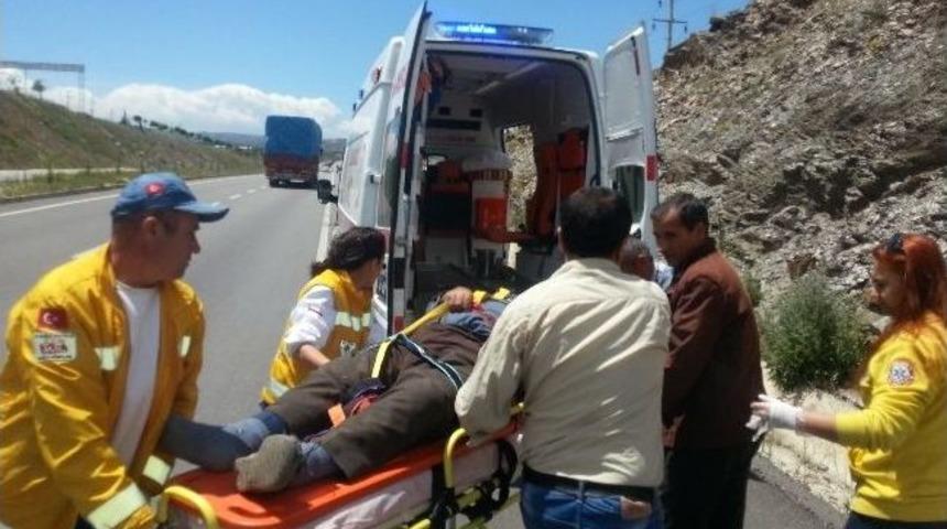 Kamyonet Şarampole Yuvarlandı, 1 Yaralı