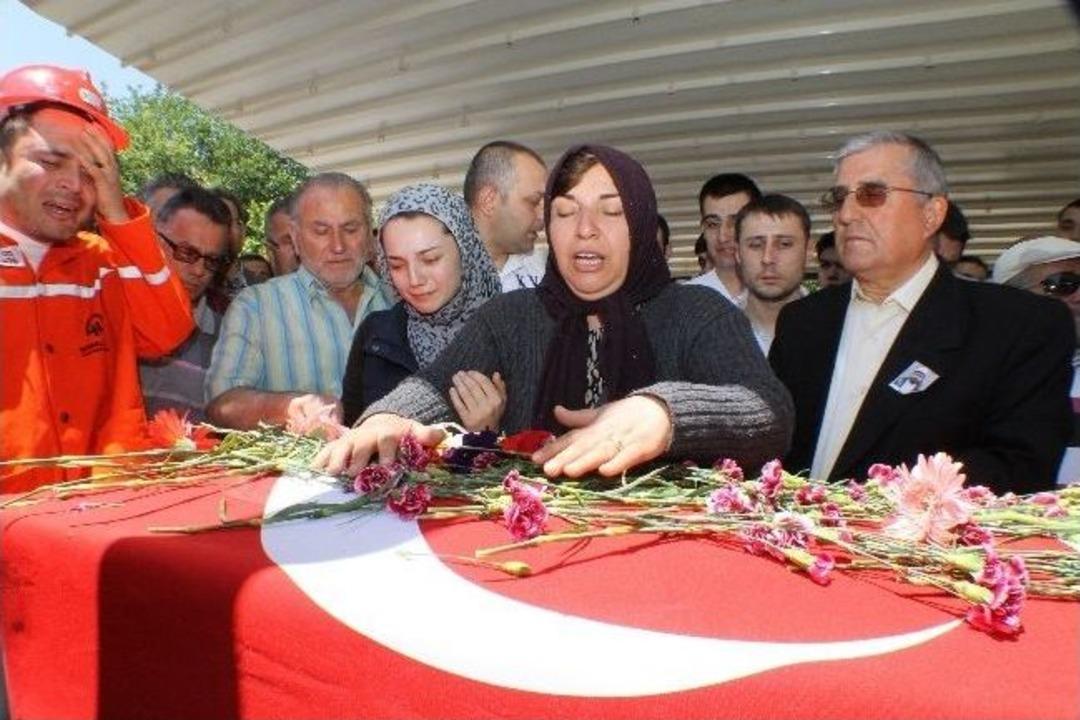 Annesi, Maden M&uuml;hendisi Oğlunu G&ouml;zyaşlarıyla Uğurladı